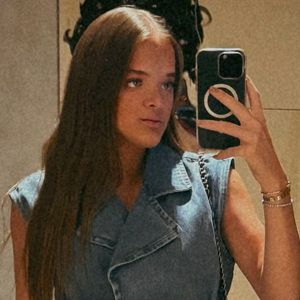 Rafa Justus investe em look all jeans de marca famosa com colete e calça de cintura alta. Descubra preço!