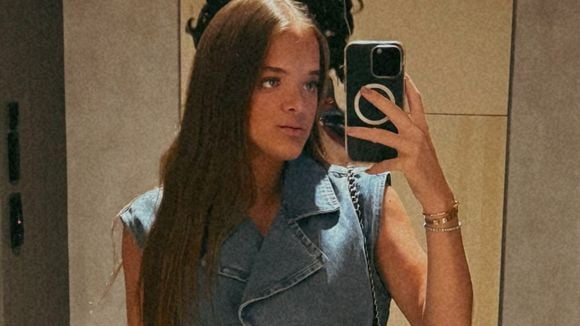 Rafa Justus investe em look all jeans de marca famosa com colete e calça de cintura alta. Descubra preço!
