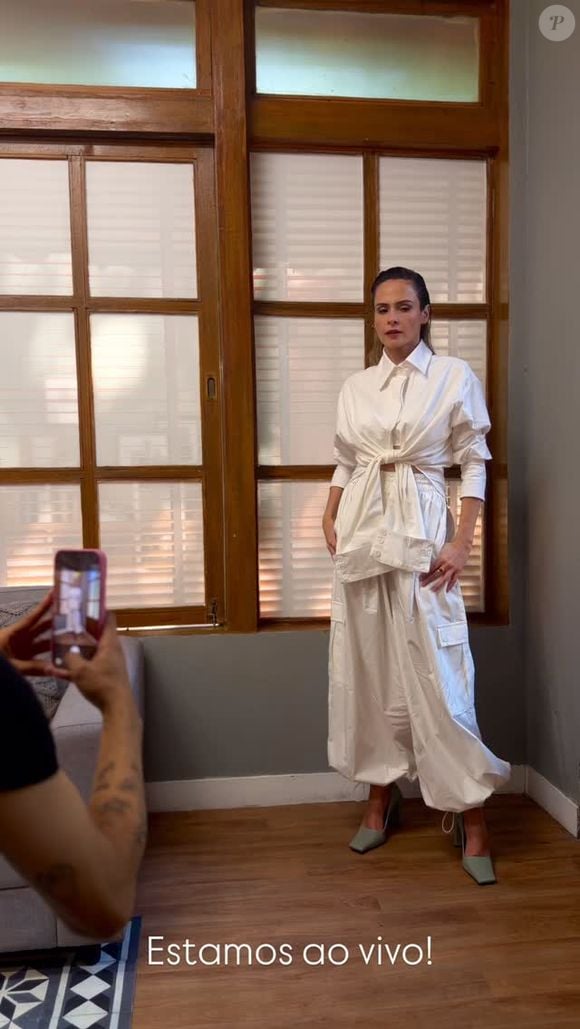 Ana Paula Renault combinou uma camisa estruturada de mangas longas com amarração frontal com uma calça ampla de volume acentuado com ajuste na barra