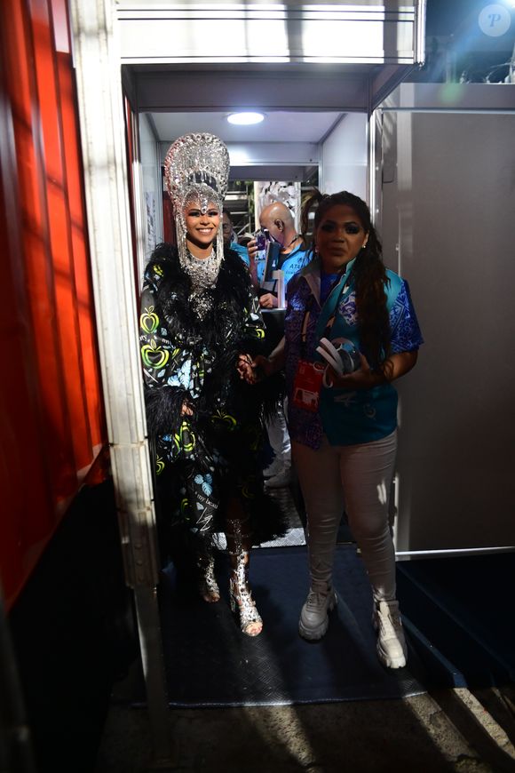 Na madrugada desta quarta-feira (05), a jovem, de apenas 15 anos, desfilou pela Portela a bordo de uma fantasia luxuosa.