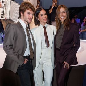 Bruna Marquezine, Sasha Meneghel e João Lucas apostam em looks de alfaiataria combinados com sandálias em desfile da Havaianas