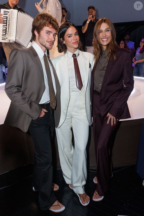 Bruna Marquezine, Sasha Meneghel e João Lucas apostam em looks de alfaiataria combinados com sandálias em desfile da Havaianas