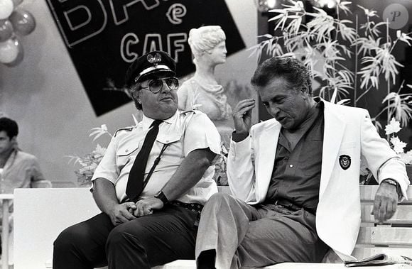 Carlos Alberto de Nóbrega em foto com Roberto Marquis, o Guarda Juju, pouco antes de 'A Praça é Nossa' completar 1 ano, em abril de 1988