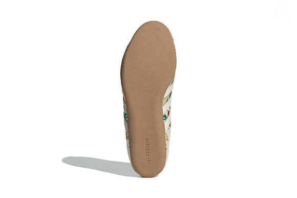Com cabedal branco e flores bordadas, o Adidas Tokyo Crew White Floral Embroidery reúne design exclusivo, conforto e sofisticação em um modelo pensado para quem gosta de produções modernas e femininas