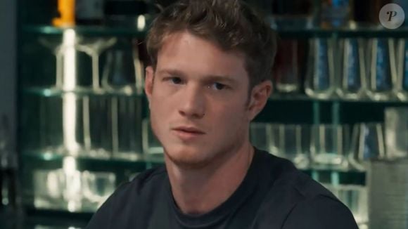 Leonardo (Pedro Novaes) levará uma surra de três homens após descobrir que Viviane (Gabriela Loran) é trans