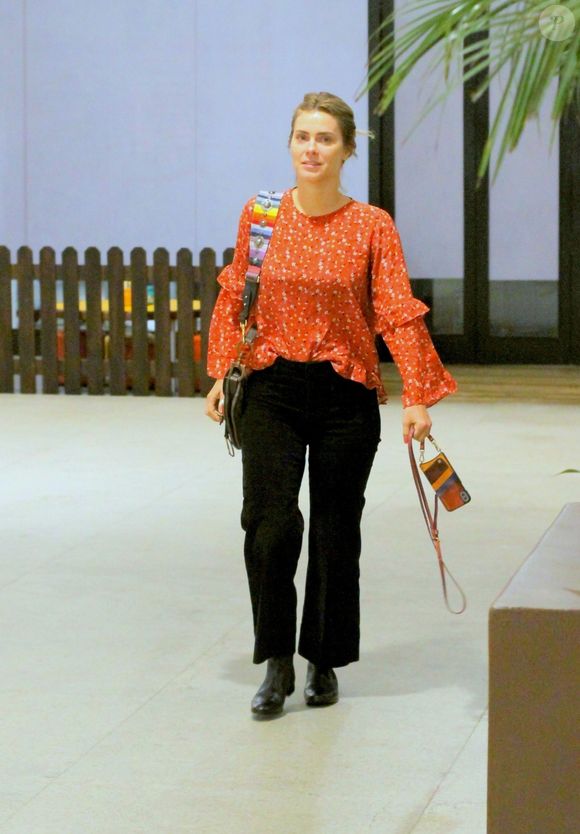 Para um passeio no shopping, como neste clique, Carolina Dieckmann sempre elegeu looks confortáveis