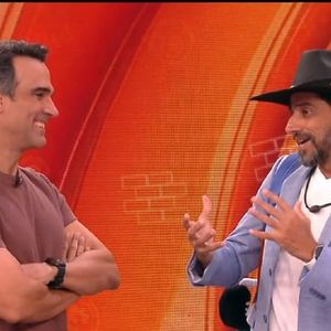 Tadeu Schmidt resgata frase icônica de Pedro Bial para eliminar Alberto Cowboy no 'BBB 26': 'Rala'