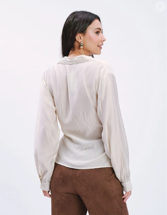 Confeccionada em viscose, poliamida e linho, a camisa da Zinzane une conforto e sofisticação em uma proposta perfeita para looks elegantes do dia à noite.