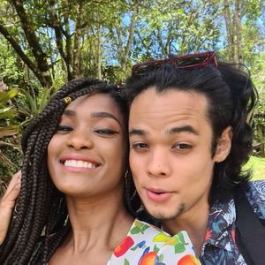 Erika Januza vivia um relacionamento com o artista plástico Juan Nakamura, filho da atriz e dançarina Carol Nakamura, na época