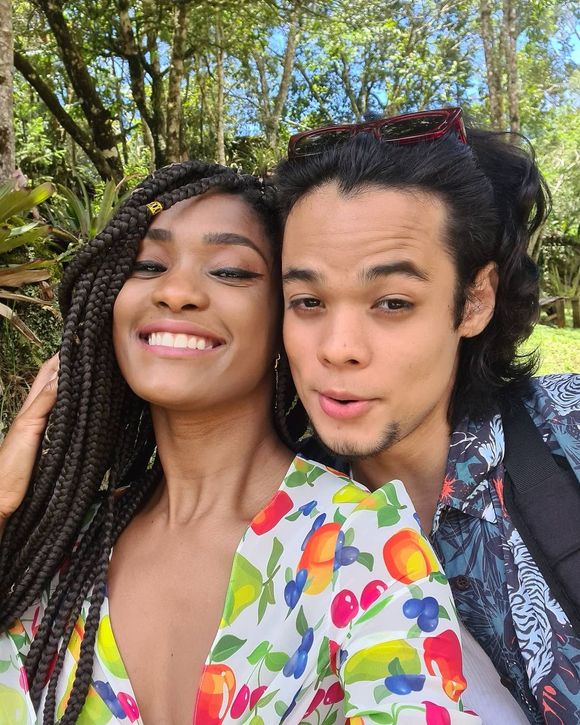 Erika Januza vivia um relacionamento com o artista plástico Juan Nakamura, filho da atriz e dançarina Carol Nakamura, na época