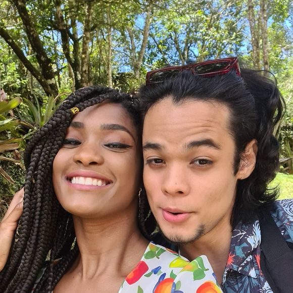 Erika Januza vivia um relacionamento com o artista plástico Juan Nakamura, filho da atriz e dançarina Carol Nakamura, na época