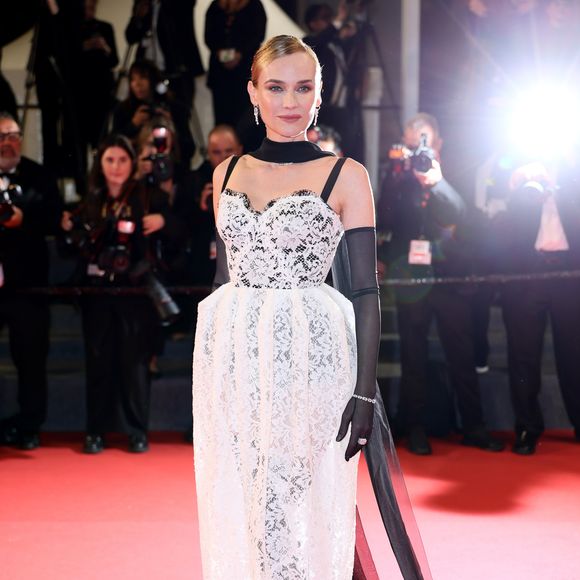 A rotina enxuta de Diane Kruger mostra que poucos produtos podem fazer parte dos cuidados diários: limpeza, hidratação, demaquilagem e um creme específico para peles sensíveis são os pilares da atriz