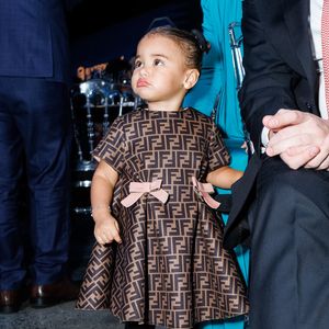 Filha de Neymar, Mavie usou look de quase R$ 9 mil em leilão beneficente do instituto do pai