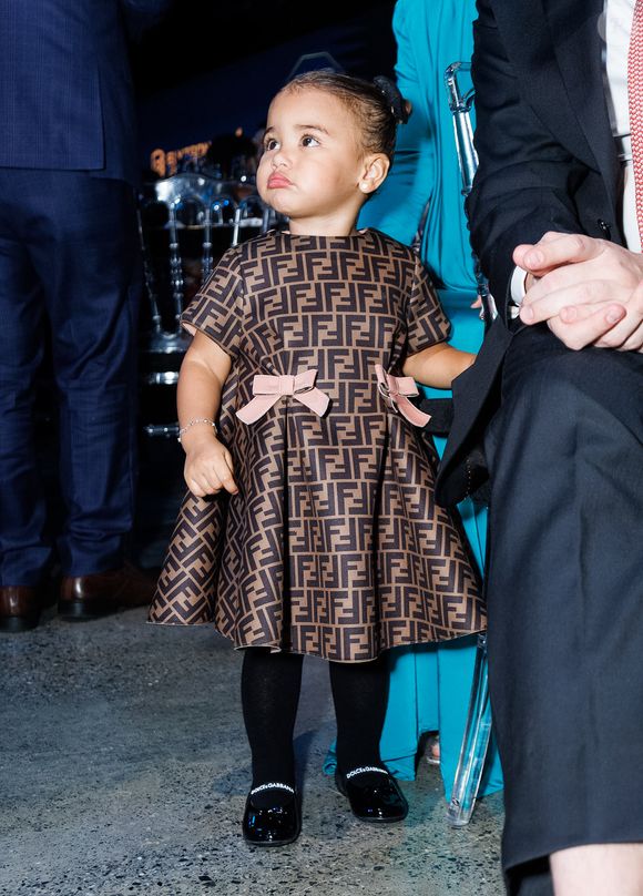 Filha de Neymar, Mavie usou look de quase R$ 9 mil em leilão beneficente do instituto do pai