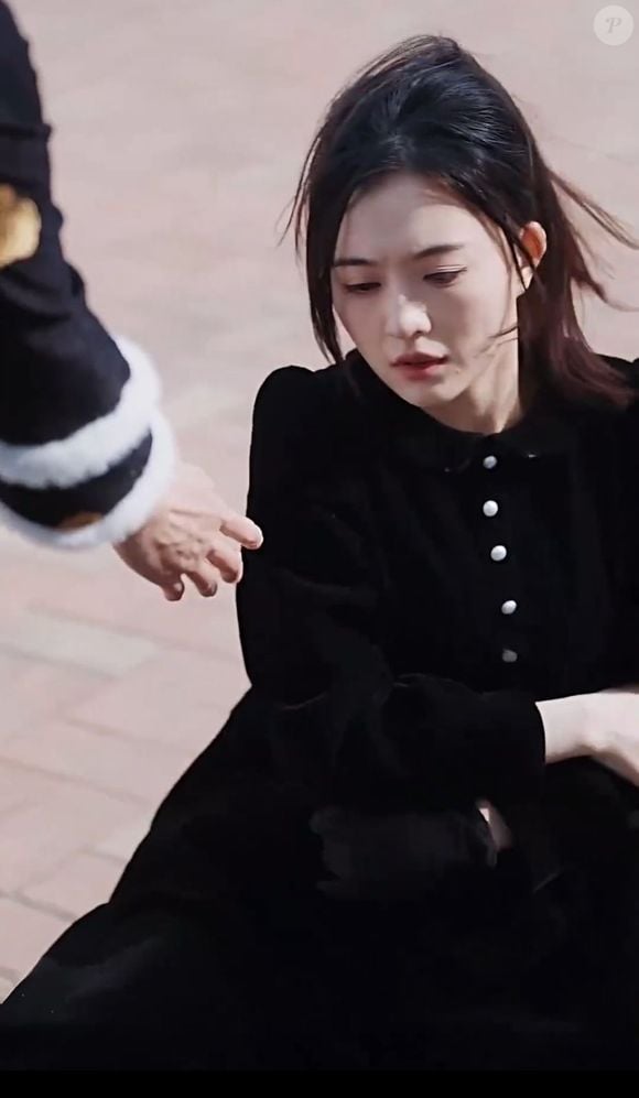 Depois de dois anos de maltratações e humilhações no colégio, Xu retorna para sua família