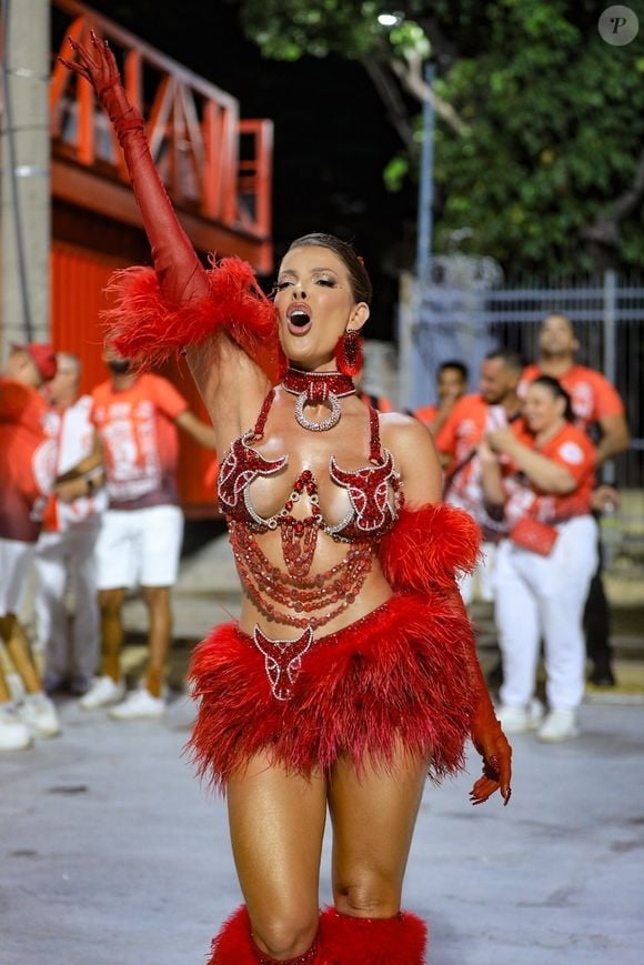 Desfiles de Carnaval 2025 RJ: a ex-BBB Jaqueline é um dos destaques da Unidos de Padre Miguel