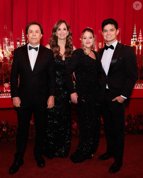 Tom Cavalcante e a família na festa de Natal da decoradora Andrea Guimarães