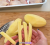 Para começar, descasque as batatas, de preferência da qualidade asterix, que tem menos água em sua composição