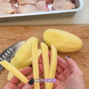 Para começar, descasque as batatas, de preferência da qualidade asterix, que tem menos água em sua composição
