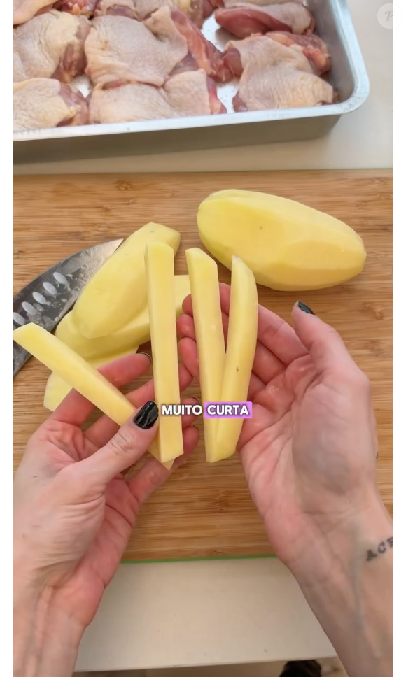 Para começar, descasque as batatas, de preferência da qualidade asterix, que tem menos água em sua composição