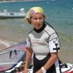 A dieta da mulher de 99 anos que faz windsurf e não come nada até às 11h: 'Todas as manhãs bebo meio litro de água com suplemento de magnésio e potássio'