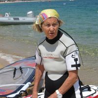 A dieta da mulher de 99 anos que faz windsurf e não come nada até às 11h: 'Todas as manhãs bebo meio litro de água com suplemento de magnésio e potássio'