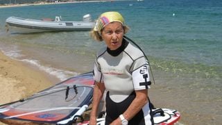 A dieta da mulher de 99 anos que faz windsurf e não come nada até às 11h: 'Todas as manhãs bebo meio litro de água com suplemento de magnésio e potássio'