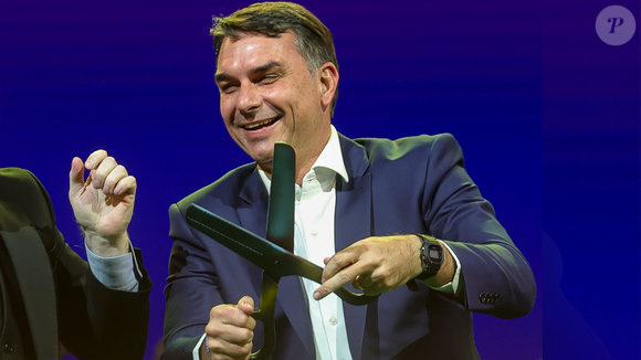Flávio Bolsonaro conquistou ___ milhões de votos no primeiro turno, avançando para a disputa no segundo turno
