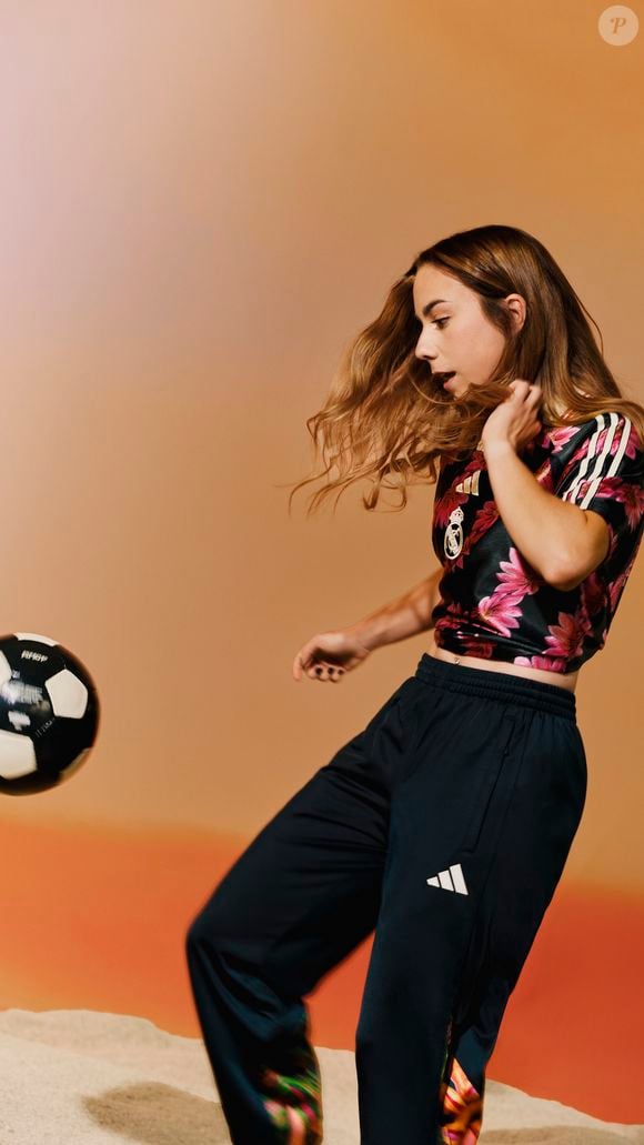 A altinha, prática emblemática das praias brasileiras, é uma das principais inspirações da coleção Adidas x Real Madrid x Farm Rio. Realizada em roda, a atividade tem como objetivo manter a bola no ar e encontrar um ritmo coletivo, sem a divisão tradicional entre equipes. A proposta destaca o futebol como uma forma de conexão entre pessoas e culturas