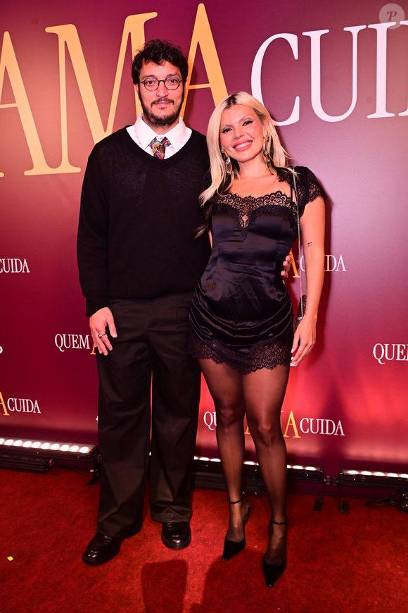 Alan Souza e Duda Beat: a dupla trouxe contrastes interessantes: Alan optou pelo preppy moderno com suéter de gola V sobre camisa branca e gravata colorida, enquanto Duda Beat surgiu fatal em um minivestido de cetim preto com aplicações de renda no decote e na barra. O look da cantora foi finalizado com meia-calça fina e scarpins de bico fino, mantendo sua assinatura indie-glam