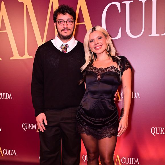 Alan Souza e Duda Beat: a dupla trouxe contrastes interessantes: Alan optou pelo preppy moderno com suéter de gola V sobre camisa branca e gravata colorida, enquanto Duda Beat surgiu fatal em um minivestido de cetim preto com aplicações de renda no decote e na barra. O look da cantora foi finalizado com meia-calça fina e scarpins de bico fino, mantendo sua assinatura indie-glam