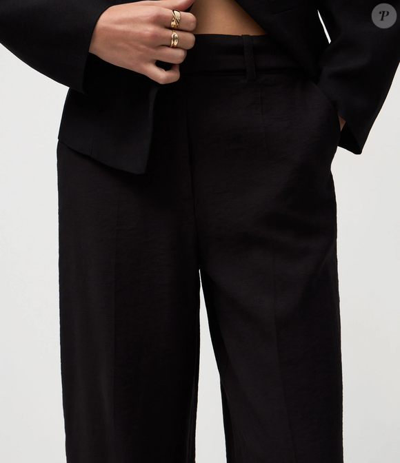 Fresca, versátil e fácil de combinar: a calça preta da Renner surge como opção perfeita para montar looks elegantes sem gastar muito. Valor: R$ 125,90
