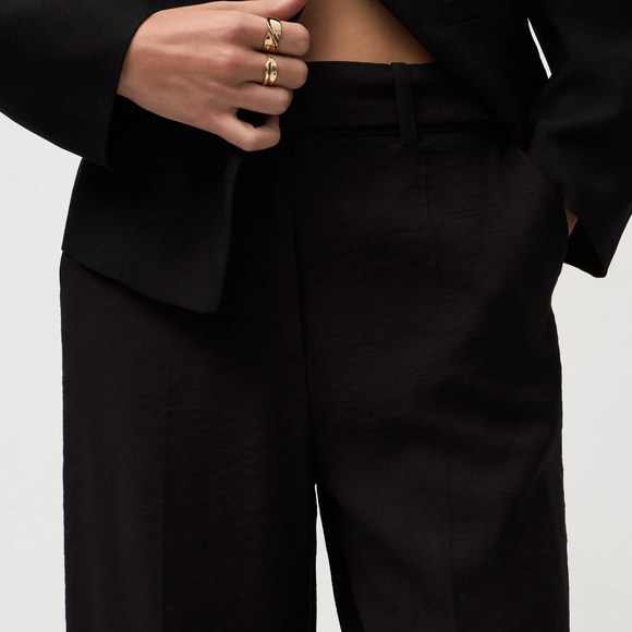 Fresca, versátil e fácil de combinar: a calça preta da Renner surge como opção perfeita para montar looks elegantes sem gastar muito. Valor: R$ 125,90