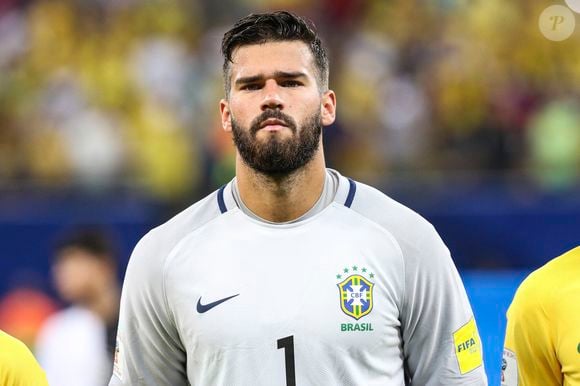 Alisson Becker é um goleiro gaúcho de destaque internacional que defendeu a Seleção Brasileira como titular nas Copas do Mundo de 2018 na Rússia e de 2022 no Catar, além de ter sido convocado para o mundial de 2026 sob o comando técnico de Carlo Ancelotti