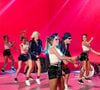 Tiago incorporou o astro pop Bruno Mars. Juntos, os dois apresentaram uma versão do hit “APT”, recriando no palco a atmosfera vibrante e estilizada da música original.