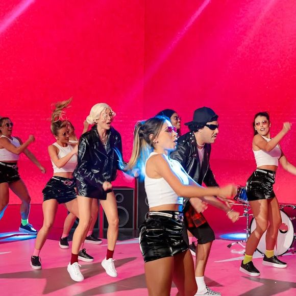 Tiago incorporou o astro pop Bruno Mars. Juntos, os dois apresentaram uma versão do hit “APT”, recriando no palco a atmosfera vibrante e estilizada da música original.