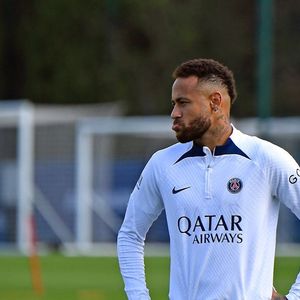 O site revelou que Neymar já fez uma confidência crucial aos colegas de time: ele teria comentado que já está se acertando para sua entrada no Santos, até junho.