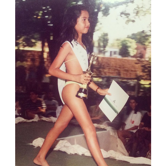 Diferente dos dias atuais, Gracyanne Barbosa era bem magrinha na infância.