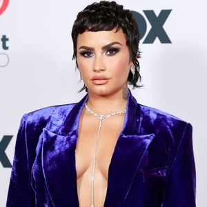 Demi Lovato já foi adepta do corte Shullet: resultado da união entre shag e mullet, o corte ousado se consolida como uma das apostas mais modernas para quem deseja destacar a textura natural dos cabelos com muito estilo e personalidade