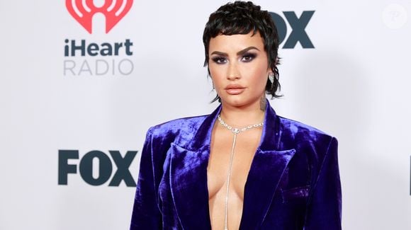 Demi Lovato já foi adepta do corte Shullet: resultado da união entre shag e mullet, o corte ousado se consolida como uma das apostas mais modernas para quem deseja destacar a textura natural dos cabelos com muito estilo e personalidade