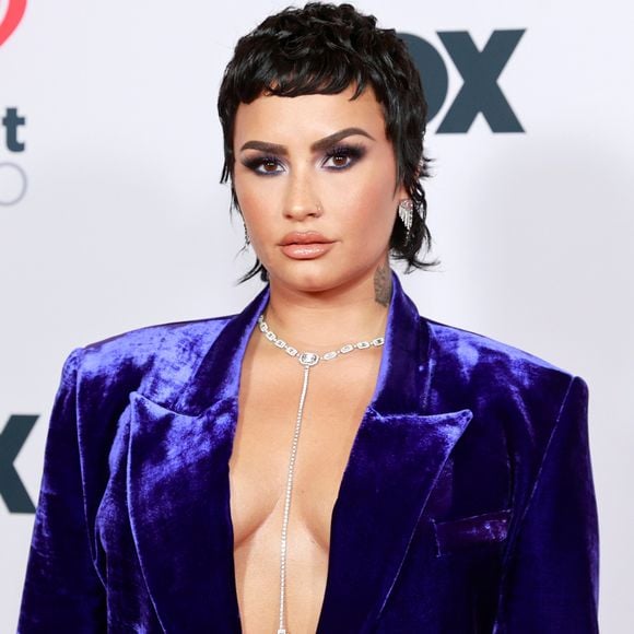 Demi Lovato já foi adepta do corte Shullet: resultado da união entre shag e mullet, o corte ousado se consolida como uma das apostas mais modernas para quem deseja destacar a textura natural dos cabelos com muito estilo e personalidade
