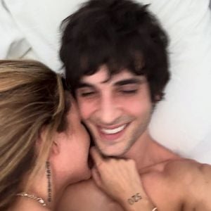 Fiuk postou uma sequência de fotos na cama com uma loira