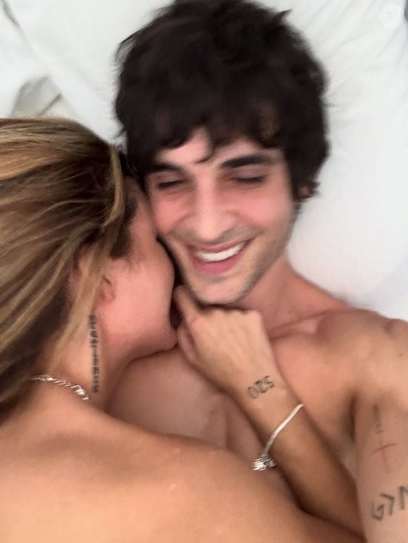 Fiuk postou uma sequência de fotos na cama com uma loira
