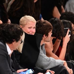 Xuxa se emocionou em diversos momentos do desfile de Sasha e não conteve as lágrims