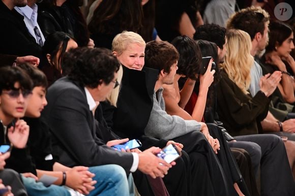 Xuxa se emocionou em diversos momentos do desfile de Sasha e não conteve as lágrims