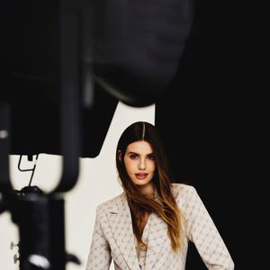 Segurança emocional e moda caminham juntas: atriz aposta em looks confortáveis que refletem sua personalidade