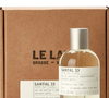 O Santal 33 combina sândalo australiano, íris, violeta, cardamomo, especiarias, couro e cedro em uma composição amadeirada apresentada como sofisticada e marcante
