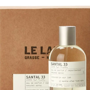 O Santal 33 combina sândalo australiano, íris, violeta, cardamomo, especiarias, couro e cedro em uma composição amadeirada apresentada como sofisticada e marcante