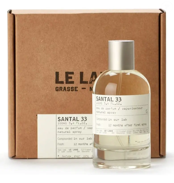 O Santal 33 combina sândalo australiano, íris, violeta, cardamomo, especiarias, couro e cedro em uma composição amadeirada apresentada como sofisticada e marcante