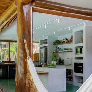 Fotos mostram casa de Heloísa Périssé com muito conforto e uma rede para relaxar